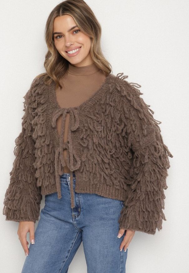 Born2be - Jasnobrązowy Wiązany Kardigan z Dodatkiem Wełny i Wiskozy Zdobiony Frędzlami Tiravea. Okazja: na co dzień. Typ kołnierza: dekolt w serek. Kolor: brązowy. Materiał: wełna, wiskoza. Długość rękawa: długi rękaw. Długość: długie. Wzór: aplikacja. Styl: casual, elegancki