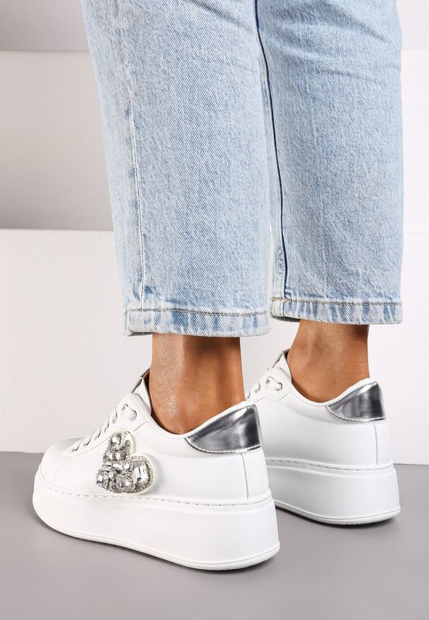 Born2be - Biało-Srebrne Sneakersy na Platformie z Metaliczną Naszywką z Cyrkoniami Remira. Okazja: na spacer. Nosek buta: okrągły. Kolor: biały. Materiał: jeans. Wzór: aplikacja. Obcas: na platformie. Sport: turystyka piesza