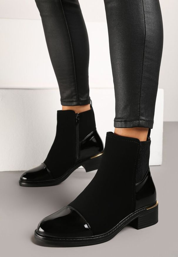 Renee - Czarne Botki Sztyblety na Słupku Ozdobione Lakierowanymi Wstawkami Sintinnira. Okazja: na co dzień, na spacer. Kolor: czarny. Materiał: lakier. Wzór: aplikacja. Sezon: jesień. Obcas: na słupku. Styl: wizytowy, casual, elegancki