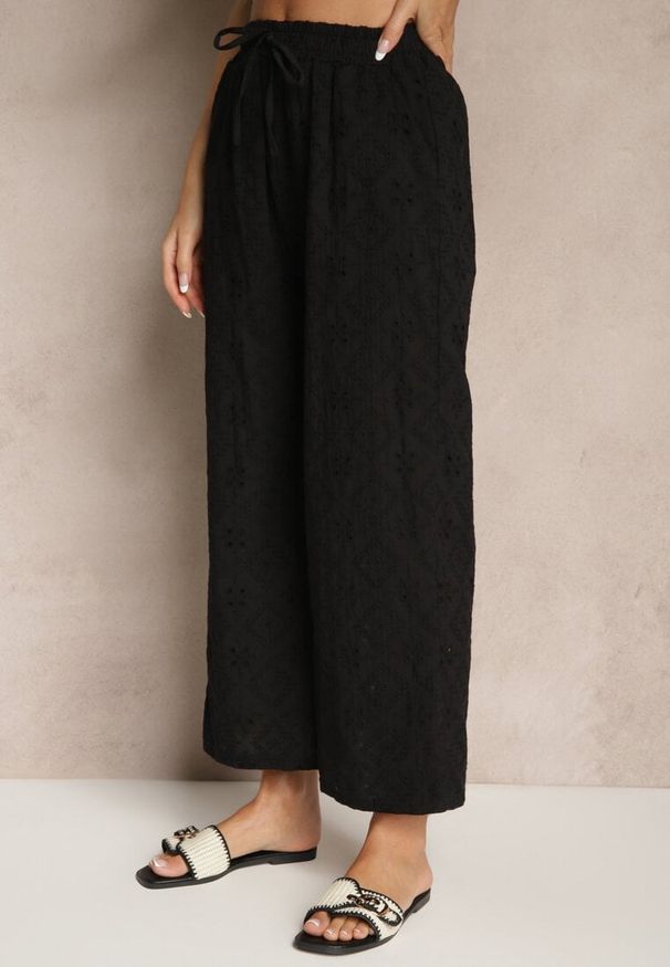 Renee - Czarne Spodnie High Waist z Bawełnianej Tkaniny Zdobionej Haftem Mevirona. Okazja: na co dzień. Stan: podwyższony. Kolor: czarny. Materiał: bawełna, tkanina. Wzór: haft, aplikacja. Styl: casual, elegancki