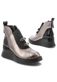 Srebrne Botki S.Barski Stylowe Damskie Buty Na Koturnie. Zapięcie: klamry. Kolor: srebrny. Szerokość cholewki: normalna. Wzór: aplikacja. Sezon: zima, jesień. Obcas: na koturnie. Styl: elegancki