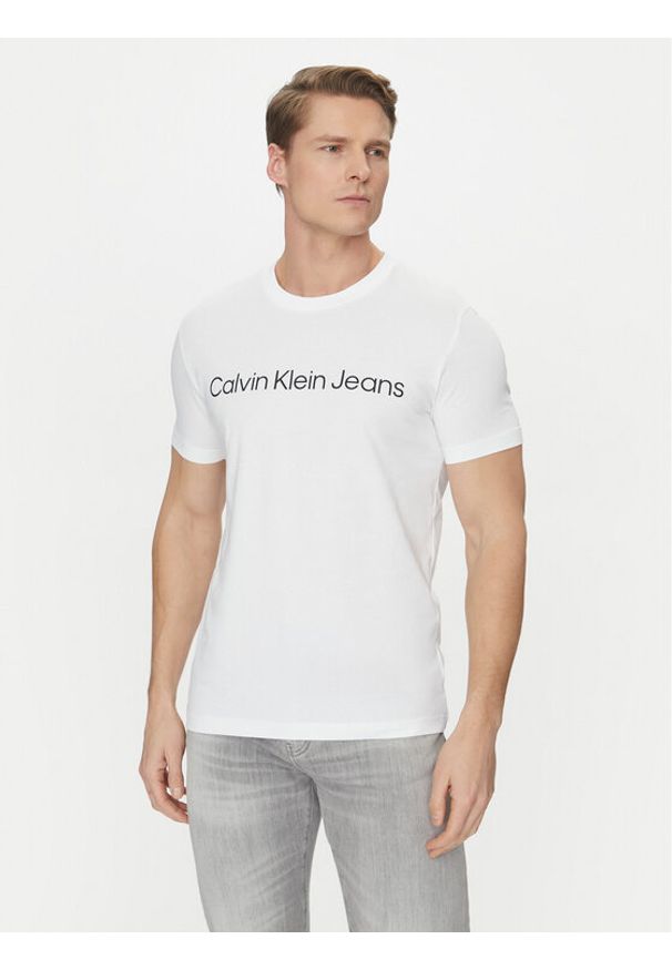 Calvin Klein Jeans T-Shirt J30J322552 Biały Slim Fit. Kolor: biały. Materiał: bawełna