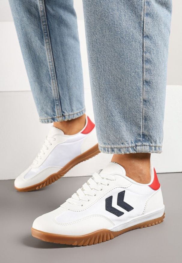 Renee - Biało-Czerwone Sneakersy Typu Kultowe Tenisówki Zdobione Przeszyciami Mepenna. Okazja: na randkę. Kolor: biały. Materiał: jeans. Wzór: aplikacja