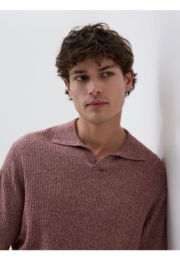Reserved - Strukturalny sweter polo - czerwony. Typ kołnierza: polo. Kolor: czerwony. Materiał: dzianina, bawełna