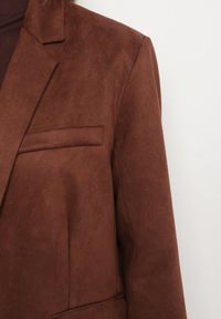 Born2be - Brązowa Pudełkowa Marynarka Jednorzędowa Stylizowana na Zamszową Zenitta. Okazja: na co dzień. Kolor: brązowy. Materiał: zamsz. Styl: klasyczny, casual #4