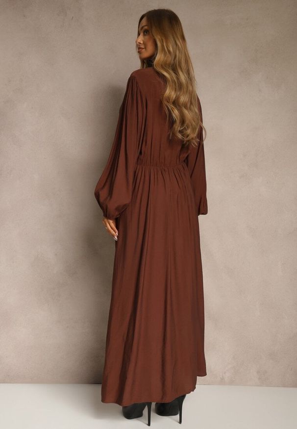 Renee - Brązowa Kopertowa Sukienka z Wiskozą z Wiązanym Paskiem w Talii Fezalia. Kolekcja: plus size. Kolor: brązowy. Materiał: wiskoza. Typ sukienki: kopertowe. Styl: elegancki