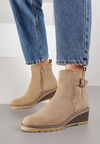 Born2be - Ciemnobeżowe Botki na Koturnie Ozdobione Paskiem z Klamrą Apanella. Okazja: na co dzień. Zapięcie: klamry. Kolor: beżowy. Materiał: jeans. Wzór: aplikacja. Obcas: na koturnie. Styl: casual, elegancki #5