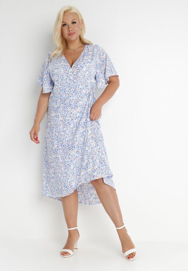 Born2be - Biało-Niebieska Sukienka Kharare. Kolekcja: plus size. Kolor: niebieski. Wzór: kolorowy. Typ sukienki: dla puszystych, kopertowe. Długość: midi