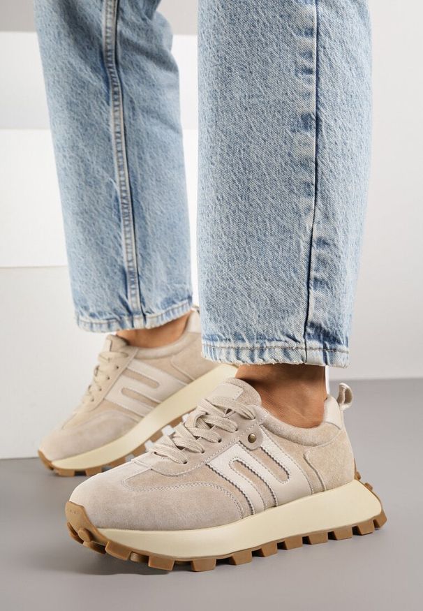 Renee - Beżowe Sneakersy ze Skóry Naturalnej Ozdobione Geometrycznym Wzorem Melassea. Okazja: na co dzień. Kolor: beżowy. Materiał: skóra. Wzór: aplikacja, geometria