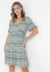 Born2be - Zielona Wiskozowa Sukienka Mini z Gumką i Materiałowym Paskiem w Pasie Upshaw. Okazja: na co dzień. Kolor: zielony. Materiał: materiał, wiskoza. Wzór: geometria. Typ sukienki: proste. Styl: casual. Długość: mini #5