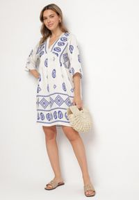Born2be - Niebiesko-Biała Wiskozowa Sukienka ze Wzorem Boho Frisana. Okazja: na co dzień. Typ kołnierza: dekolt w kształcie V. Kolor: niebieski. Materiał: wiskoza. Styl: boho #3