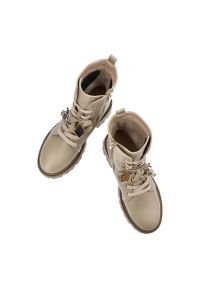 Beżowe Botki Karino Skórzane Eleganckie Buty Damskie. Okazja: na co dzień, do pracy. Kolor: beżowy. Materiał: skóra. Wzór: aplikacja. Styl: elegancki #5