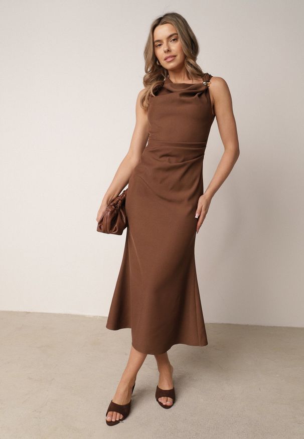 Born2be - Brązowa Sukienka VICES Ozdobiona Aplikacją na Ramieniu Palleleora. Okazja: na wesele, na ślub cywilny. Kolor: brązowy. Wzór: aplikacja. Typ sukienki: proste. Styl: elegancki
