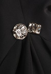 Born2be - Czarna Elegancka Sukienka Bez Rękawów Zdobiona Przypinkami w Talii Rhaegina. Okazja: na co dzień. Kolor: czarny. Długość rękawa: bez rękawów. Wzór: aplikacja. Typ sukienki: rozkloszowane, proste. Styl: elegancki #5