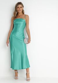 Born2be - Zielona Sukienka Satynowa Chrentizo. Kolor: zielony. Materiał: satyna. Długość rękawa: na ramiączkach. Wzór: gładki. Styl: wizytowy. Długość: maxi #1