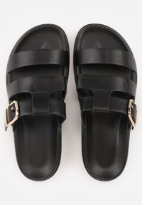 Born2be - Czarne Klapki na Płaskiej Podeszwie z Paskiem z Klamerką Ylindra. Nosek buta: otwarty. Kolor: czarny. Materiał: guma, skóra. Wzór: aplikacja. Sezon: lato. Obcas: na płaskiej podeszwie. Wysokość obcasa: niski #2