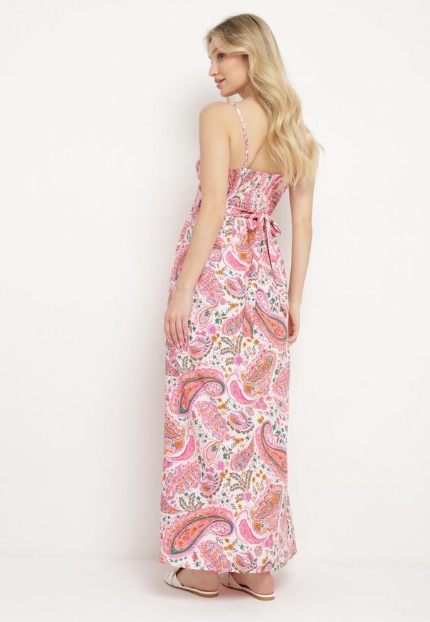 Born2be - Różowa Letnia Sukienka we Wzór Paisley z Regulowanymi Ramiączkami i Sznurkiem w Talii Viafina. Okazja: na spacer. Typ kołnierza: dekolt w serek. Kolor: różowy. Materiał: tkanina. Długość rękawa: na ramiączkach. Wzór: paisley. Sezon: lato. Styl: klasyczny