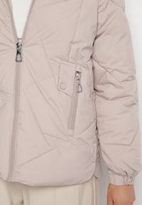 Born2be - Jasnobeżowa Pikowana Kurtka z Kapturem Rękawy Zakończone Gumką Liliaz. Okazja: na spotkanie biznesowe, na co dzień, do pracy, na spacer. Typ kołnierza: kaptur. Kolor: beżowy. Materiał: jeans. Styl: biznesowy, casual, elegancki #7