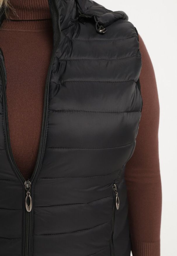 Born2be - Czarna Pikowana Kamizelka z Odpinanym Kapturem o Taliowanym Kroju Tinvalia. Okazja: na co dzień. Kolekcja: plus size. Kolor: czarny. Materiał: jeans. Styl: klasyczny, casual