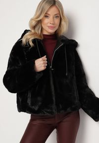 Born2be - Czarna Futrzana Kurtka o Prostym Kroju z Kapturem Deorra. Okazja: na co dzień, na spacer. Typ kołnierza: kaptur. Kolor: czarny. Materiał: futro. Styl: casual, elegancki