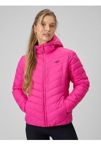 4f - 4F Kurtka z wypełnieniem syntetycznym damska - różowa L. Okazja: na co dzień. Typ kołnierza: kołnierzyk stójkowy. Kolor: różowy. Materiał: syntetyk. Styl: casual, sportowy #1