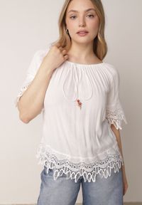 Born2be - Biała Bluzka z Wiskozy w Stylu Boho z Koronką Sznurkami i Koralikami Dazzlebell. Okazja: na co dzień, do pracy, na spotkanie biznesowe. Kolor: biały. Materiał: wiskoza, koronka. Wzór: koronka. Styl: boho #1