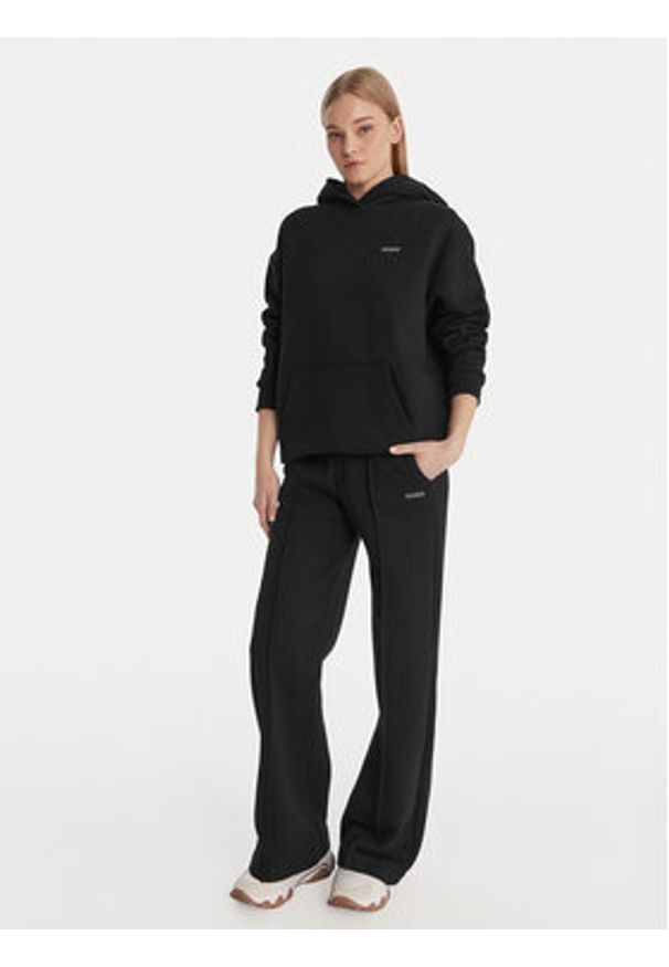 Guess Spodnie dresowe V6RB17 K9V31 Czarny Regular Fit. Kolor: czarny. Materiał: bawełna