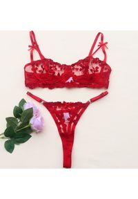 Intica - Komplet bielizny z haftem w serca Deniece. Kolor: czerwony. Wzór: haft #1