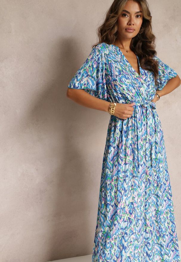 Renee - Niebieska Kopertowa Sukienka Maxi z Metalicznym Nadrukiem i Gumką w Talii Manfre. Kolor: niebieski. Materiał: materiał. Długość rękawa: krótki rękaw. Wzór: nadruk. Typ sukienki: kopertowe. Długość: maxi