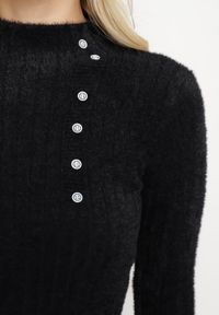 Born2be - Czarny Wełniany Sweter z Dłuższym Włosiem i Ozdobnymi Guzikami Avelio. Kolor: czarny. Materiał: wełna. Długość: długie