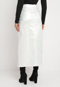 Born2be - Biała Połyskująca Spódnica Maxi z Rozcięciem Vichet. Kolor: biały. Materiał: tkanina #5