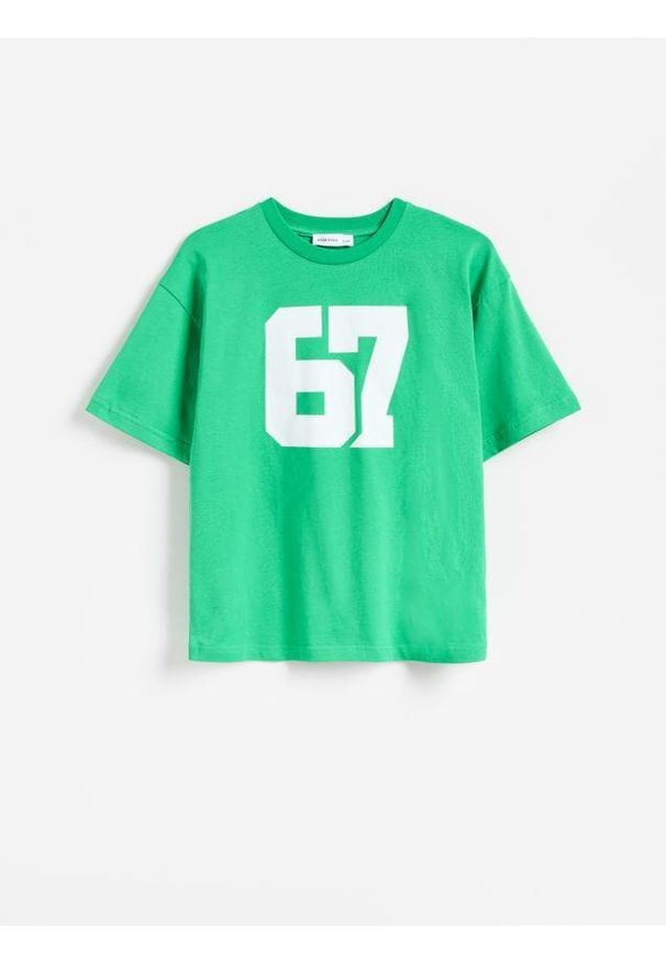Reserved - T-shirt z nadrukiem 67 - zielony. Kolor: zielony. Materiał: bawełna, dzianina. Wzór: nadruk