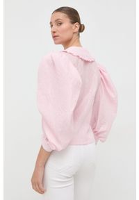 Custommade koszula damska kolor różowy regular z kołnierzykiem klasycznym. Typ kołnierza: kołnierzyk klasyczny. Kolor: różowy. Materiał: materiał, tkanina. Styl: klasyczny