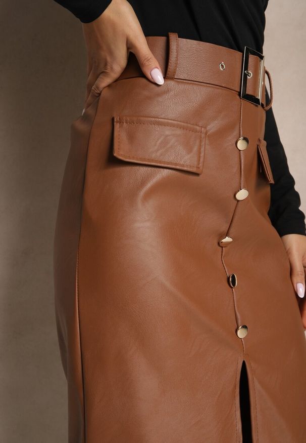 Renee - Brązowa Spódnica Ołówkowa High Waist z Imitacji Skóry Ozdobiona Paskiem Norinka. Okazja: na randkę, do pracy. Stan: podwyższony. Kolor: brązowy. Materiał: skóra. Wzór: aplikacja. Styl: elegancki, klasyczny