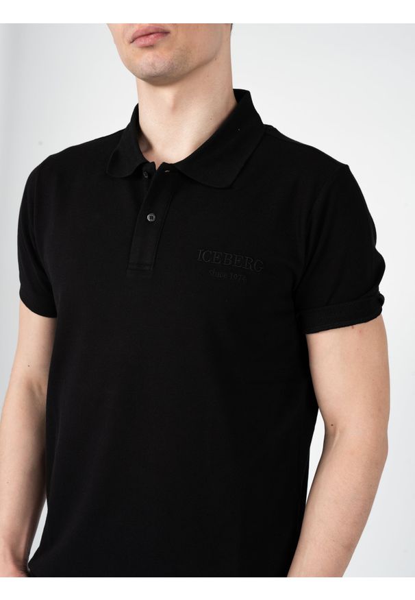 Iceberg Koszulka Polo | F030631A | Mężczyzna | Czarny. Okazja: na co dzień. Typ kołnierza: polo. Kolor: czarny. Materiał: bawełna. Długość rękawa: krótki rękaw. Długość: krótkie. Styl: klasyczny, elegancki, casual