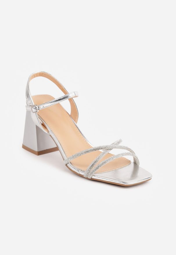 Renee - Srebrne Sandały VICES Elegant na Słupku Ozdobione Cyrkoniami i Sprzączką Lastona. Zapięcie: sprzączka. Kolor: srebrny. Materiał: satyna. Wzór: aplikacja. Obcas: na słupku. Styl: elegancki, wizytowy. Wysokość obcasa: średni