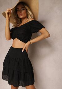 Renee - Czarny Komplet z Bawełny z Ażurowym Motywem Spódnica z Falbanami oraz Gumką w Talii High Waist i Krótka Bluzka Ozdobiona Ściągaczem Aricella. Kolor: czarny. Materiał: bawełna. Wzór: ażurowy, aplikacja