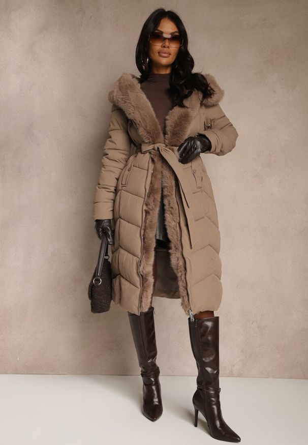 Renee - Ciemnobeżowa Kurtka z Pikowanymi Przeszyciami Futerkiem i Paskiem Serapella. Okazja: na spacer, na imprezę. Kolor: beżowy. Materiał: futro