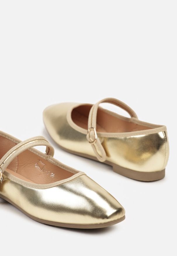 Born2be - Złote Płaskie Balerinki Ozdobione Paskiem i Lamówką Vlivia. Okazja: do pracy. Zapięcie: pasek. Kolor: złoty. Wzór: aplikacja. Styl: elegancki