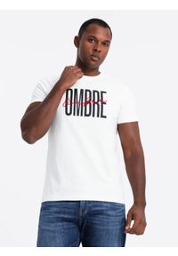 Ombre Clothing - Bawełniana koszulka męska z podwójnym logotypem – biała V1 - Rozmiar: XL. Okazja: na co dzień. Kolor: biały. Materiał: bawełna. Wzór: napisy, nadruk, haft. Styl: klasyczny, casual