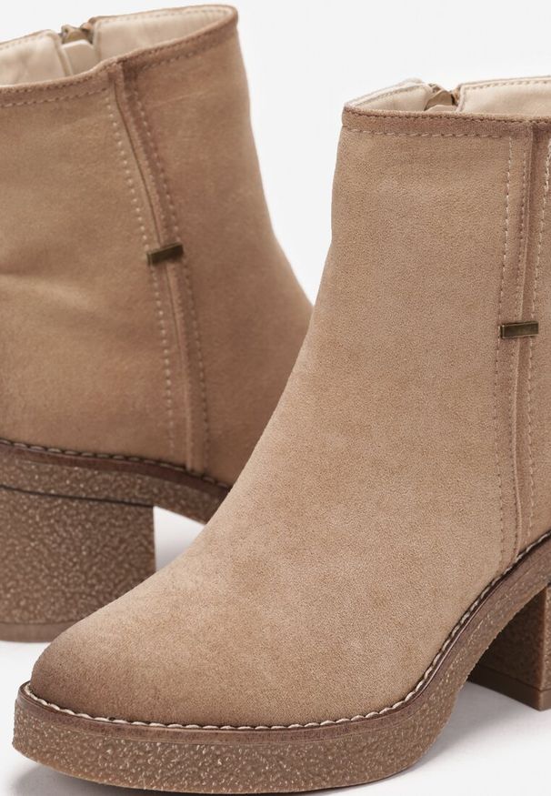 Renee - Beżowe Botki na Kwadratowym Słupku Addalynn. Okazja: na co dzień. Nosek buta: okrągły. Zapięcie: zamek. Kolor: beżowy. Materiał: jeans. Sezon: jesień, zima. Obcas: na słupku. Styl: elegancki, casual. Wysokość obcasa: średni