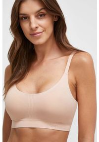 Chantelle biustonosz SOFT STRETCH kolor beżowy gładki. Kolor: beżowy. Materiał: dzianina. Rodzaj stanika: wyciągane miseczki, odpinane ramiączka. Wzór: gładki #1