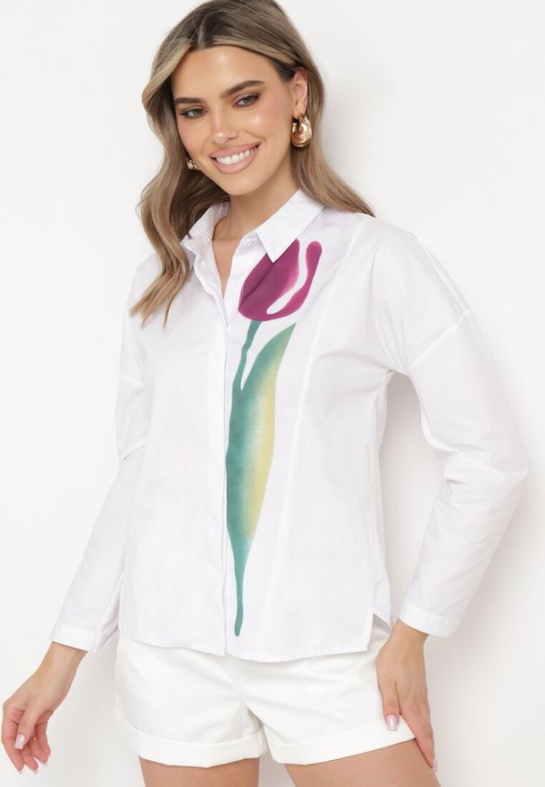 Born2be - Biała Koszula z Nadrukiem Tulipana z Bawełny Aelirava. Okazja: na co dzień. Kolor: biały. Materiał: bawełna. Wzór: nadruk. Styl: boho, klasyczny, casual