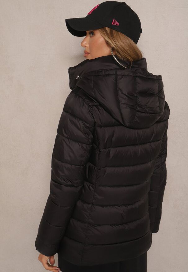 Renee - Czarna Kurtka z Odpinanym Kapturem Ozdobiona Pikowaniem Laosias. Okazja: na co dzień. Kolor: czarny. Materiał: jeans. Wzór: aplikacja. Styl: casual