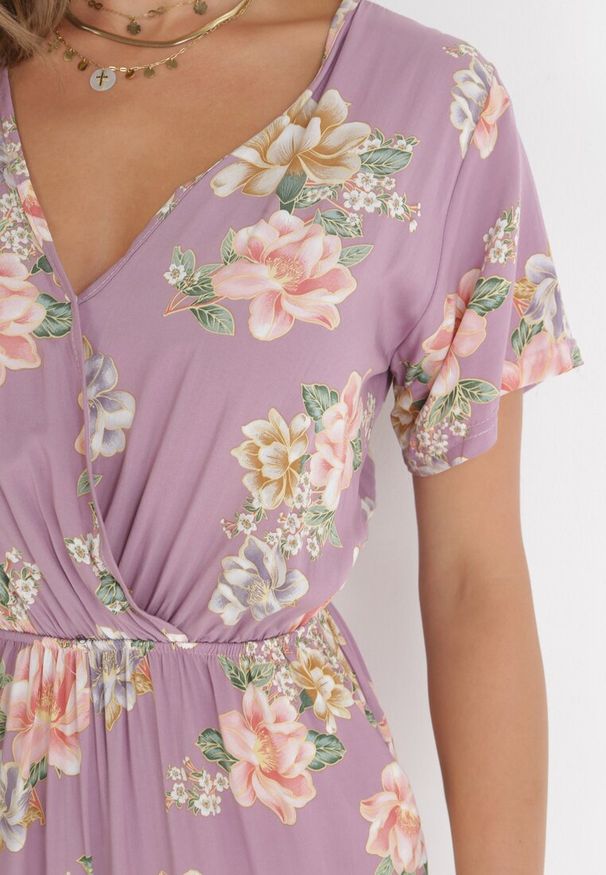 Born2be - Różowy Kwiecisty Kombinezon z Gumką w Pasie i Kopertowym Dekoltem Coralyna. Kolor: różowy. Długość rękawa: krótki rękaw. Długość: krótkie. Sezon: wiosna, lato