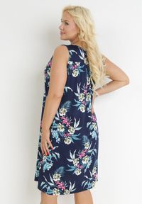 Born2be - Granatowa Kwiecista Sukienka z Ozdobnym Wycięciem i Marszczeniem Lanava. Kolor: niebieski. Długość rękawa: bez rękawów. Wzór: kwiaty. Styl: elegancki #7