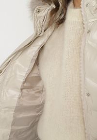 Born2be - Beżowa Pikowana Kurtka z Odpinanym Kapturem i Futerkiem Wiązana Paskiem Olenessa. Kolor: beżowy. Materiał: futro. Sezon: zima #5