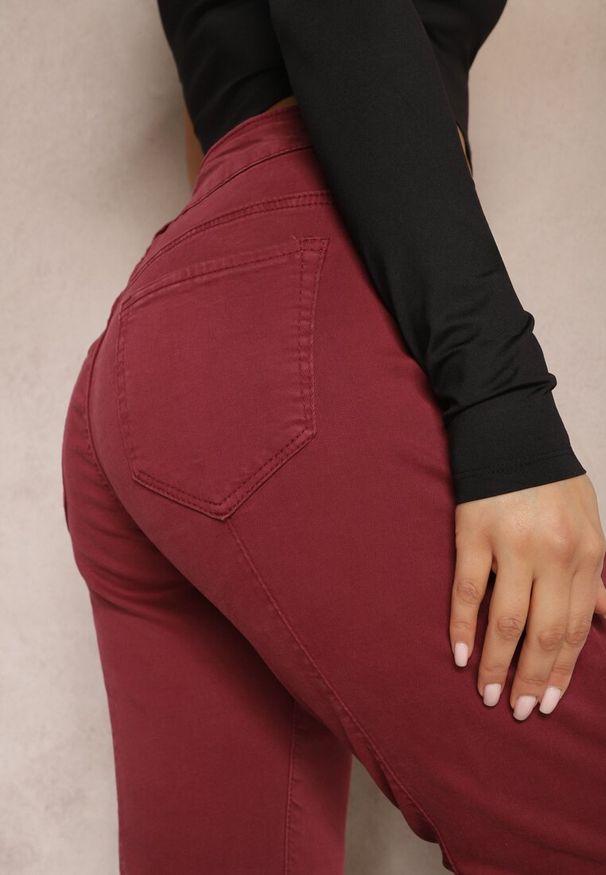 Renee - Bordowe Spodnie o Dopasowanym Fasonie z Elastycznej Bawełny Dillow. Okazja: do pracy. Kolor: czerwony. Materiał: bawełna. Styl: elegancki