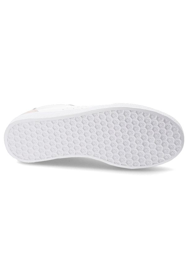 Sneakersy damskie S.Barski, sportowe ze skóry naturalnej wstawki zamszowe perforowana cholewka sznurowane lekka podeszwa casual, białe, LR61-7091. Okazja: na co dzień. Zapięcie: sznurówki. Kolor: biały. Materiał: zamsz, skóra. Szerokość cholewki: normalna. Sport: turystyka piesza