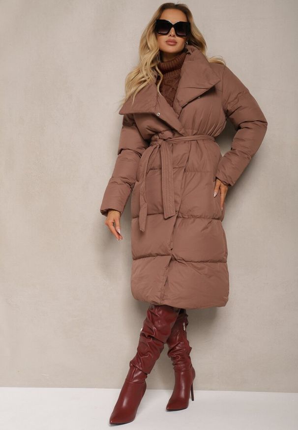 Renee - Brązowa Kurtka z Wysokim Kołnierzem Zapinana na Napy z Paskiem Luliriva. Okazja: na co dzień. Typ kołnierza: kołnierzyk stójkowy. Kolor: brązowy. Materiał: tkanina, jeans. Długość: długie. Wzór: gładki. Styl: casual, elegancki, klasyczny